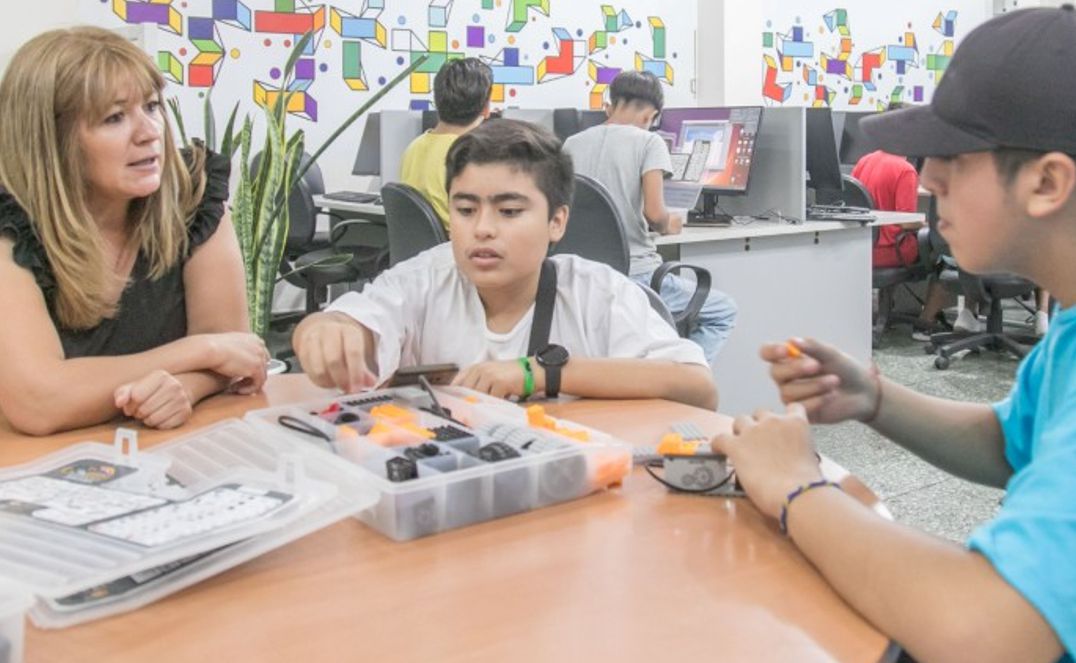 Tras el éxito obtenido a principios de año, el Ministerio de Producción, Trabajo e Innovación de San Juan, a través de la Secretaría de Ciencia, Tecnología e Innovación, lanzó la segunda edición del Programa Verano Tech. Este programa ofrece cursos gratuitos en robótica, dibujo digital y tradicional, e impresión 3D, con el objetivo de preparar a los jóvenes para los desafíos del futuro laboral.