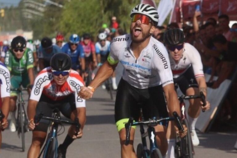 En una emocionante jornada de la Vuelta a San Juan, el ciclista brasileño Casio Freitas se llevó la victoria tras imponerse en el sprint final al argentino Nicolás Tivani. La etapa estuvo marcada por una fuga estratégica y una competencia reñida que mantuvo expectantes a los amantes del ciclismo en San Juan.