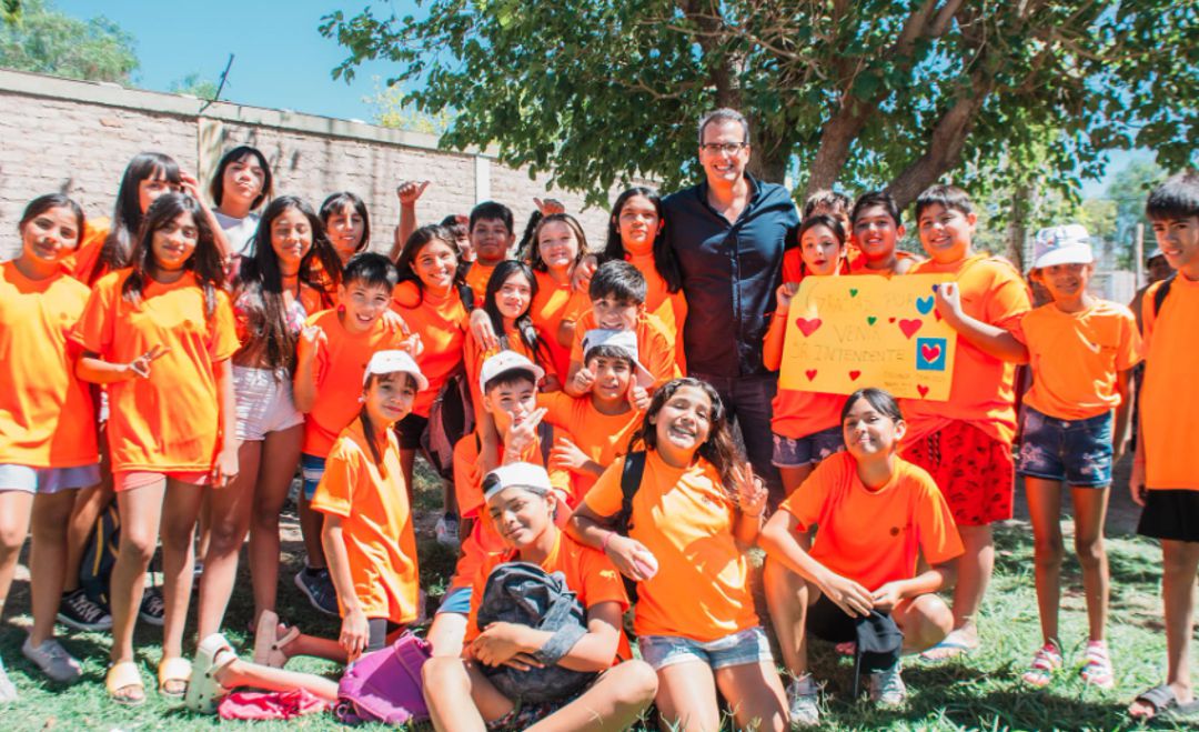 El intendente de Rawson, Carlos Munisaga, visitó las Colonias de Verano 2025, donde niños, adultos mayores y personas con discapacidad disfrutan de actividades recreativas. Durante su recorrido, destacó la importancia de estos espacios para la integración y el disfrute de todos los ciudadanos.