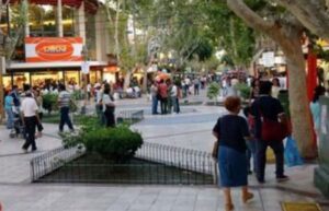 Con motivo del Día de Reyes, los comercios de San Juan se preparan para atender la alta demanda de regalos. Este domingo 5 de enero, numerosos locales abrirán de 9:00 a 13:00 horas para facilitar las compras de último momento.