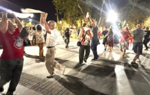 En Rawson, San Juan, la Plaza Centenario se ha convertido en un espacio lleno de vida gracias a las clases gratuitas de tango y folklore organizadas por el municipio. Estos talleres, abiertos a toda la comunidad, buscan promover la cultura y ofrecer un punto de encuentro para disfrutar y aprender.