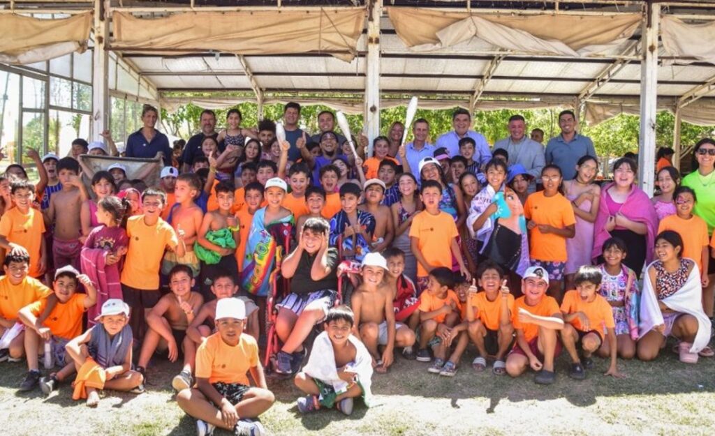 El ministro de Familia y Desarrollo Humano, Carlos Platero, junto al intendente de Sarmiento, Alfredo Castro, visitaron las Colonias de Verano 2025 en Los Berros y Media Agua. Estas colonias fomentan la integración de niños y adultos mayores mediante actividades recreativas y tradicionales.