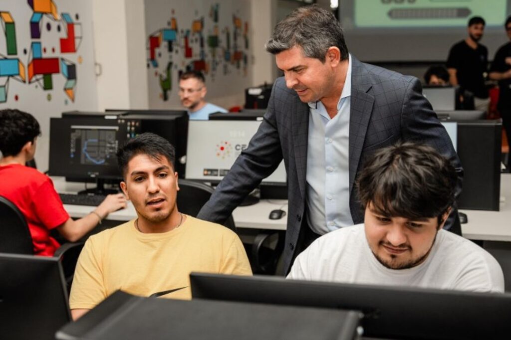 El gobernador Marcelo Orrego visitó este viernes el Centro de Economía del Conocimiento e Innovación (CECI), donde se desarrolló la quinta jornada del Global Game Jam (GGJ), el evento de creación de juegos más grande del mundo. En esta edición, participaron 60 desarrolladores sanjuaninos, quienes destacaron la importancia de la innovación y la colaboración en el ámbito digital.