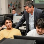 El gobernador Marcelo Orrego visitó este viernes el Centro de Economía del Conocimiento e Innovación (CECI), donde se desarrolló la quinta jornada del Global Game Jam (GGJ), el evento de creación de juegos más grande del mundo. En esta edición, participaron 60 desarrolladores sanjuaninos, quienes destacaron la importancia de la innovación y la colaboración en el ámbito digital.