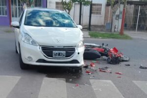 Un impactante accidente ocurrió en la madrugada de este lunes en la intersección de Rodríguez y Sarmiento, en el departamento de Chimbas, San Juan. Una moto chocó violentamente contra un Peugeot 208, dejando al motociclista con lesiones en el brazo y la pierna izquierda.