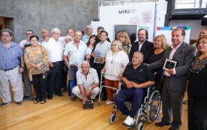 La Municipalidad de la Capital de San Juan rindió homenaje a los trabajadores que finalizaron su etapa laboral. En una emotiva ceremonia, se destacó el esfuerzo y la dedicación de cada uno de ellos, quienes contribuyeron al desarrollo de la ciudad durante años de servicio.