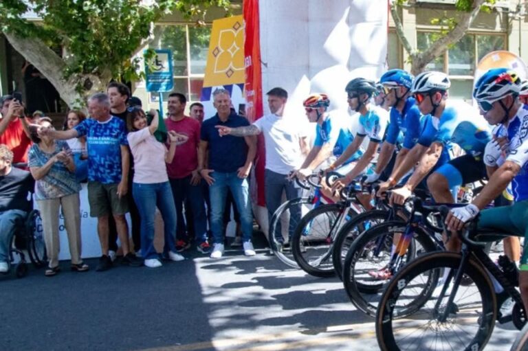 La intendenta de San Juan, Susana Laciar, encabezó el inicio de la 40° edición de la Vuelta a San Juan desde la Catedral, punto de partida de una de las competencias más esperadas por los amantes del ciclismo. La carrera, que se extenderá hasta el 2 de febrero, recorrerá diversos paisajes de la provincia, consolidando a San Juan como la capital del ciclismo en Argentina.