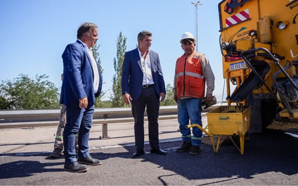 El gobernador de San Juan, Marcelo Orrego, verificó los avances en las obras de reparación de la avenida Circunvalación, una de las arterias más transitadas del Gran San Juan. Acompañado por el ministro de Infraestructura, Agua y Energía, Fernando Perea, supervisó los trabajos en una intervención vial clave para la provincia.