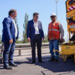 El gobernador de San Juan, Marcelo Orrego, verificó los avances en las obras de reparación de la avenida Circunvalación, una de las arterias más transitadas del Gran San Juan. Acompañado por el ministro de Infraestructura, Agua y Energía, Fernando Perea, supervisó los trabajos en una intervención vial clave para la provincia.