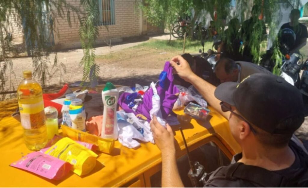 Un operativo policial en San Juan culminó con la detención de cuatro personas, entre ellas una menor de 15 años, tras un robo en un supermercado de Chimbas. El hecho ocurrió en la intersección de Benavídez y Avenida Los Pinos, donde empleados alertaron a las autoridades sobre el robo de diversos artículos.