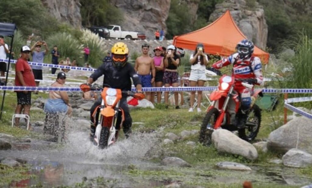 El departamento de Valle Fértil en San Juan se alista para recibir la 32ª edición del Safari tras las Sierras, una de las competencias más exigentes del deporte motor. Este año, la actividad comenzará el 7 de febrero con las inscripciones para motos y cuatriciclos, mientras que la carrera principal se llevará a cabo el fin de semana del 14 al 16 de febrero.