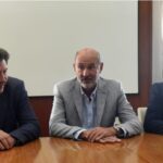 En un histórico acuerdo interprovincial, los gobiernos de San Juan y Mendoza lanzaron el primer operativo conjunto de anticipo de cosecha, acarreo y elaboración para fortalecer la industria vitivinícola en la región. Esta iniciativa, destinada a bodegas y productores, busca mejorar la competitividad del sector en dos provincias que concentran el 95% de la producción de uvas del país.