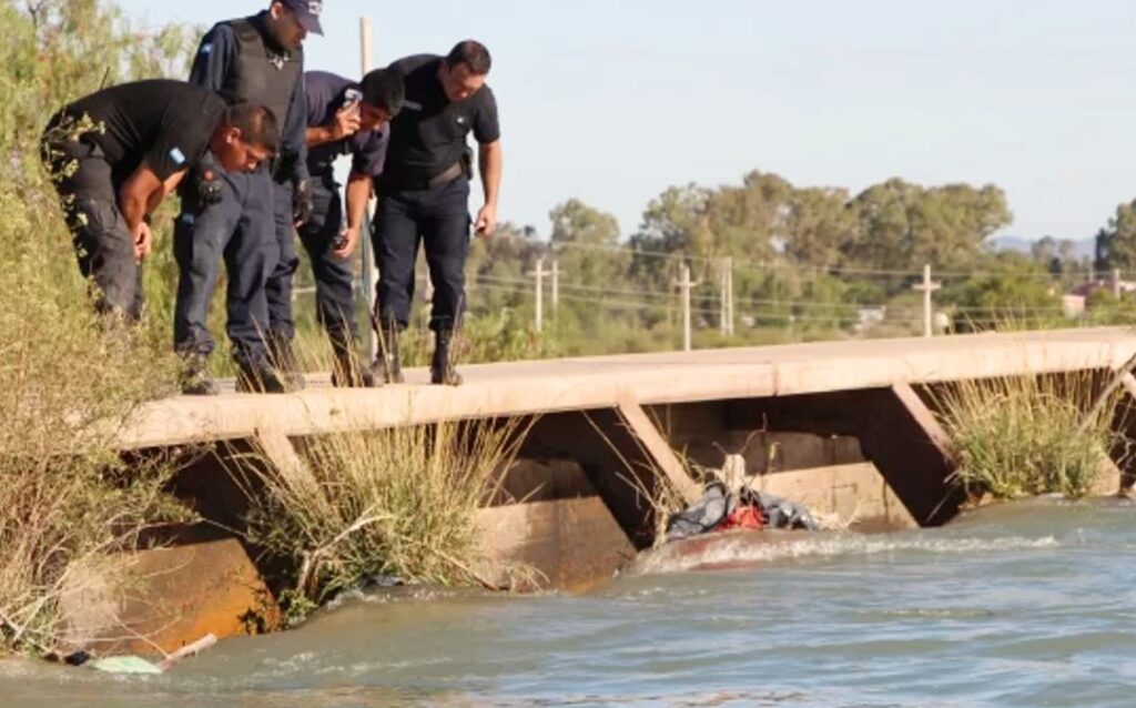 En el día de ayer, 1 de enero, comenzó la búsqueda desesperada de un niño de 7 años que cayó al Canal Céspedes, en la zona de El Abanico, en la provincia de San Juan. Las autoridades desplegaron un operativo de rastrillaje en la zona con el objetivo de dar con su paradero.