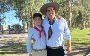 El intendente de Rawson, Carlos Munisaga, participó de la tradicional Cabalgata en Honor al Gaucho José Dolores, una de las celebraciones más emblemáticas de San Juan. En esta ocasión, estuvo acompañado por su hijo, compartiendo una jornada cargada de historia y tradición.