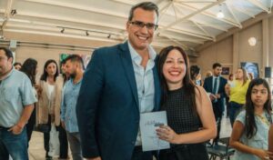 En el marco de la 15° Feria Provincial de la Cultura Popular y el Libro, el intendente de Rawson, Carlos Munisaga, junto al Vicegobernador Fabián Martín, entregaron los ejemplares impresos de los libros ganadores del Concurso Literario "Palabras que Renacen".