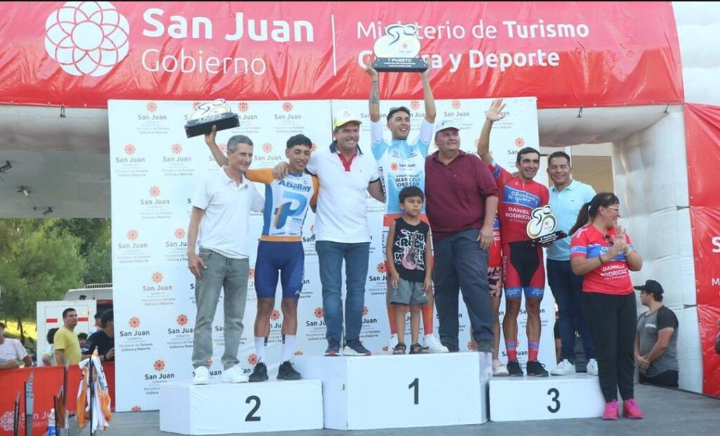 La Vuelta a San Juan culminó con un vibrante cierre en la Avenida de Circunvalación, donde miles de fanáticos disfrutaron del paso de los ciclistas en cada una de las ocho vueltas del circuito final. La competencia, que contó con 90 pedalistas que resistieron las exigentes ocho etapas, tuvo un desenlace inolvidable.