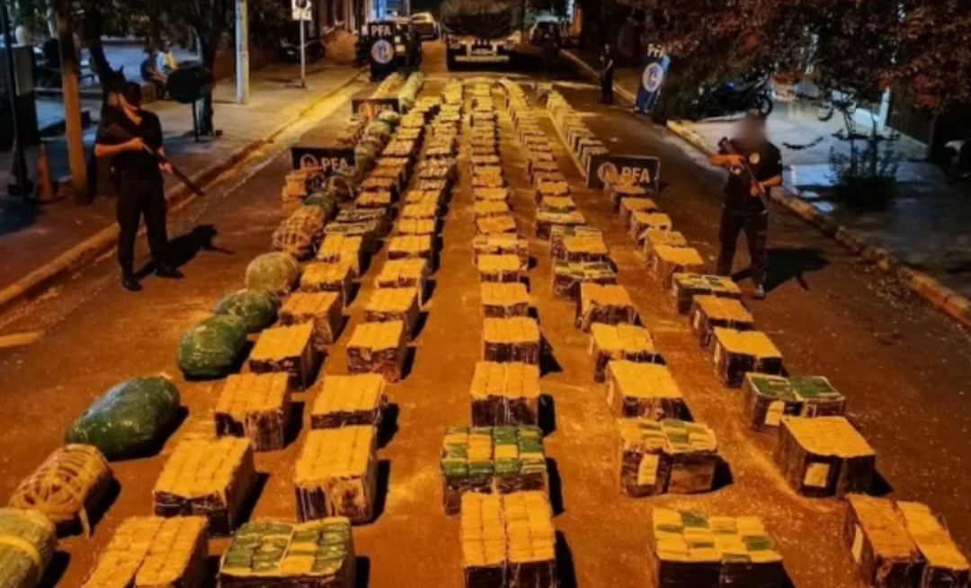 Un camión que transportaba un importante cargamento de droga fue detenido en las últimas horas en un operativo de la Policía Federal Argentina. La unidad, que llevaba seis toneladas de marihuana, tenía como destino final la provincia de Buenos Aires.