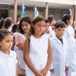 La comunidad educativa de San Juan celebró el inicio de clases con un acto encabezado por la ministra de Educación, Silvia Fuentes. En su discurso, destacó el compromiso de garantizar los 190 días de clases estipulados por el calendario escolar.