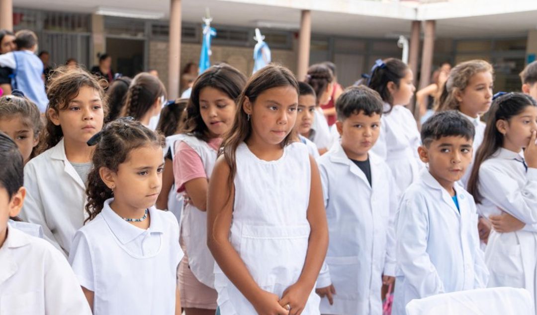 La comunidad educativa de San Juan celebró el inicio de clases con un acto encabezado por la ministra de Educación, Silvia Fuentes. En su discurso, destacó el compromiso de garantizar los 190 días de clases estipulados por el calendario escolar.