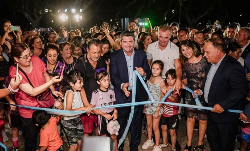 El gobernador de San Juan, Marcelo Orrego, inauguró un moderno sector de juegos en el Parque de Mayo, completando así la primera fase de la puesta en valor del principal pulmón verde de la provincia. Este nuevo espacio busca ofrecer mayor seguridad y accesibilidad a niños y niñas que visitan el parque.