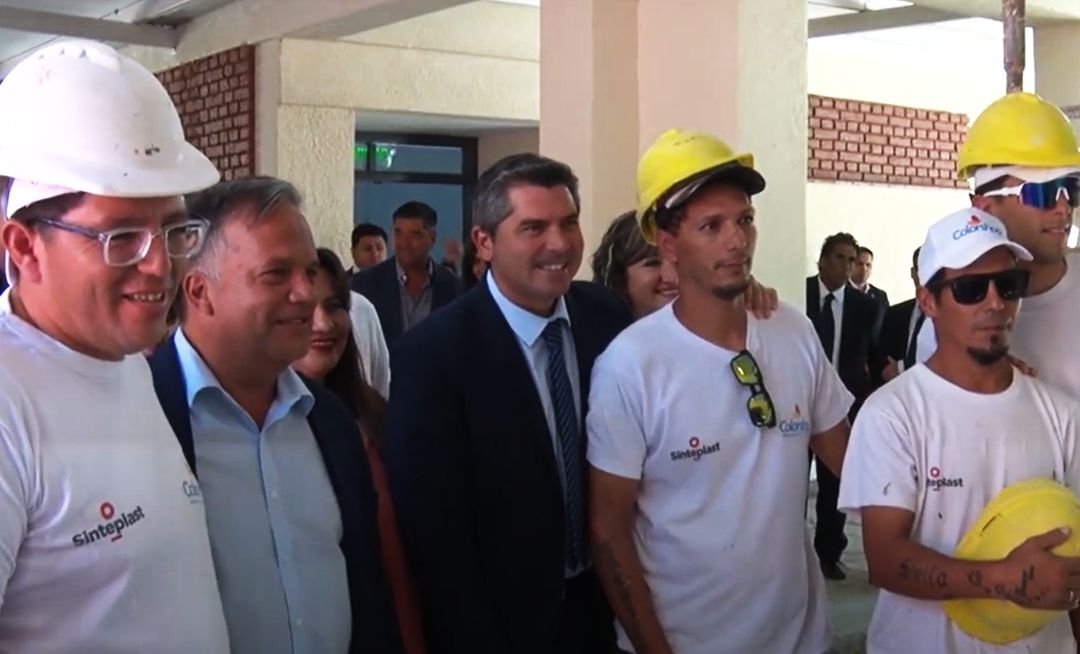 El gobernador de San Juan, Marcelo Orrego, visitó la escuela Cecilio Ávila, ubicada en el departamento Rawson, donde se llevan a cabo importantes trabajos de mantenimiento y mejora. La iniciativa forma parte del plan estival de infraestructura escolar, con el objetivo de optimizar las condiciones edilicias antes del inicio del ciclo lectivo.