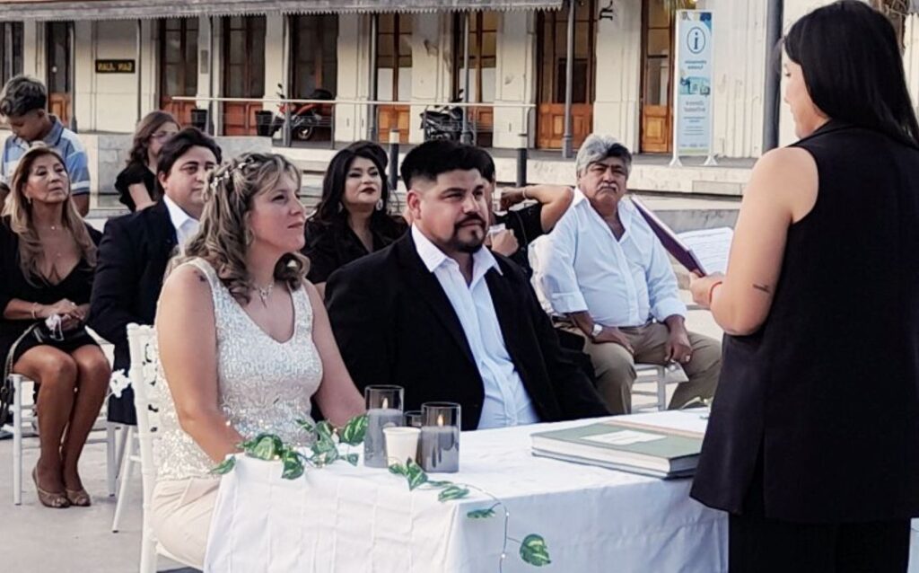 El pasado 29 de enero, San Juan fue testigo del primer matrimonio emblemático del 2025. La ceremonia tuvo lugar en los Jardines del Teatro del Bicentenario, donde Gonzalo Emmanuel Morales Rodríguez y Nancy Valeria Buiguez dieron el "sí, quiero" rodeados de sus seres queridos.