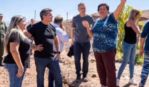El gobernador Marcelo Orrego recorrió este viernes 21 de marzo diversas localidades del departamento Calingasta, afectadas por la crecida del río tras las lluvias del día anterior. Las zonas más impactadas fueron Alto Verde, Villa Nueva, Villa Corral y Villa Calingasta, donde hubo daños en calles, viviendas e infraestructura básica.