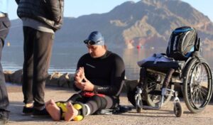 El deportista Sebastián Fernández, conocido por su historia de superación, se prepara para enfrentar su quinto Ironman 70.3 en San Juan el próximo 6 de abril. Su trayectoria es un ejemplo de determinación y pasión por el deporte.