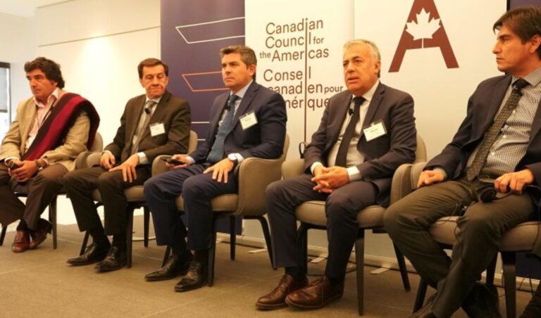 El gobernador de San Juan, Marcelo Orrego, continúa con una intensa agenda en la PDAC 2025, el evento minero más importante del mundo que se lleva a cabo en Canadá. Durante una disertación organizada por el Canadian Council of the Americas, Orrego destacó las oportunidades que ofrece la provincia para la inversión minera.