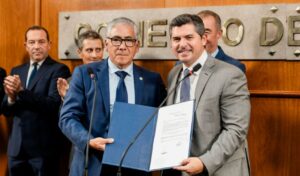 El gobernador de San Juan, Marcelo Orrego, oficializó la designación de Enrique Delgado como el nuevo Secretario de Estado de Seguridad y Orden Público. Además, anunció la adquisición de nuevas unidades y equipamiento para la Policía de San Juan, reafirmando su compromiso con la seguridad en la provincia.