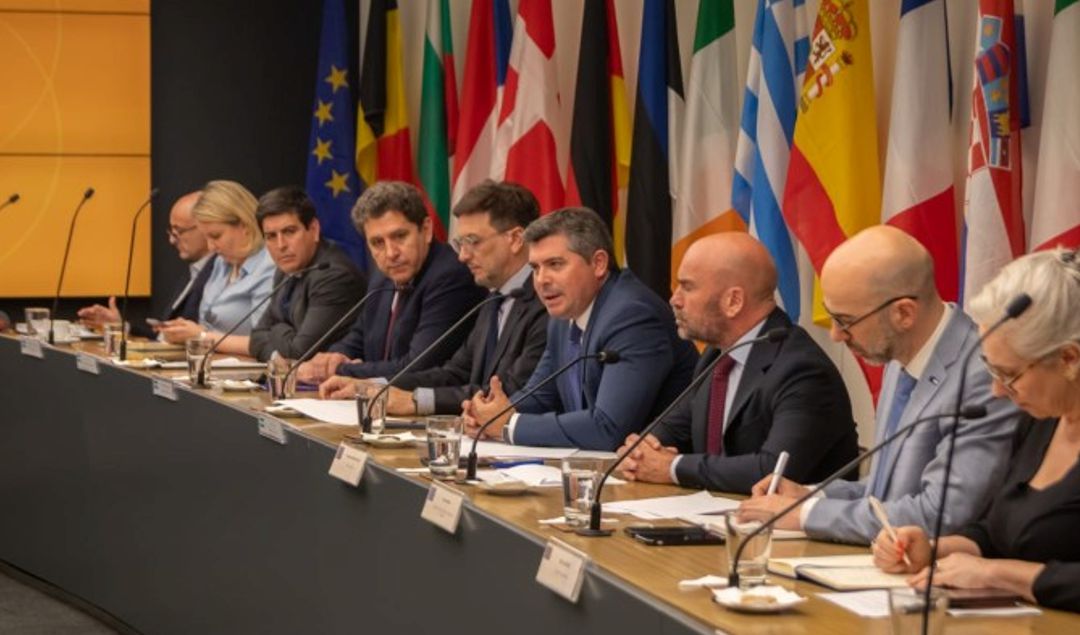 El gobernador de San Juan, Marcelo Orrego, fue recibido en la sede de la Embajada de la Unión Europea en Buenos Aires, en una reunión histórica que reunió a representantes diplomáticos de 22 países del bloque europeo. La provincia de San Juan fue la única invitada a este encuentro estratégico.