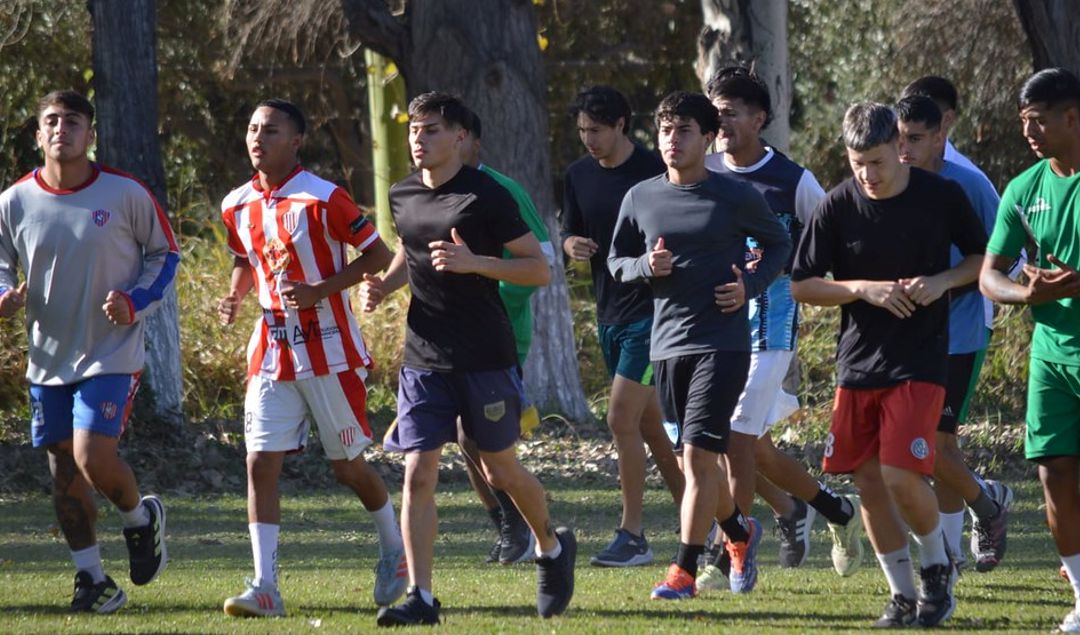 La preselección de la Liga Sanjuanina de Fútbol inició sus entrenamientos de cara a la Copa País 2025. Bajo la dirección técnica de Ricardo Dillon, el equipo busca representar con orgullo a San Juan en este certamen nacional que reúne a las ligas más competitivas del interior del país.