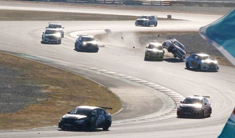 El Circuito San Juan Villicum fue el escenario de la tercera fecha del TCR South America, donde se disputaron dos emocionantes competencias que destacaron a pilotos argentinos y extranjeros en el imponente trazado de 4.254 metros.