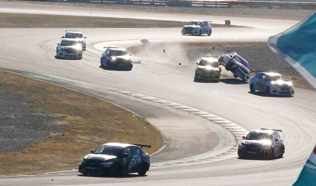 El Circuito San Juan Villicum fue el escenario de la tercera fecha del TCR South America, donde se disputaron dos emocionantes competencias que destacaron a pilotos argentinos y extranjeros en el imponente trazado de 4.254 metros.
