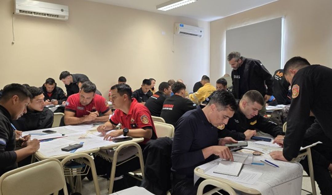 En el Cuartel de Bomberos de la Provincia de San Juan se realizó una jornada intensiva de capacitación en cartografía y navegación terrestre, destinada a fortalecer las habilidades técnicas de los efectivos que intervienen en situaciones de emergencia.