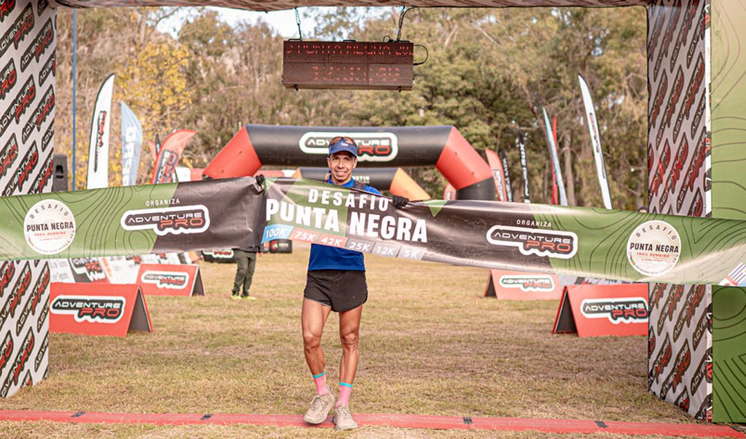 La decimotercera edición del Desafío Punta Negra en San Juan reunió a 2.500 atletas de diversas partes del mundo, consolidándose como una de las competencias de trail running más importantes de Sudamérica. El evento ofreció distancias desde 5 hasta 100 kilómetros, desafiando a los corredores en la imponente geografía sanjuanina.