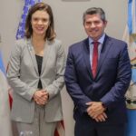 En la jornada del 15 de mayo, el gobernador de San Juan, Marcelo Orrego, recibió en Casa de Gobierno a Abigail L. Dressel, encargada de Negocios de la Embajada de Estados Unidos en Argentina. Durante el encuentro, se abordaron temas relacionados con el fortalecimiento de los vínculos en educación, comercio y turismo entre San Juan y el país norteamericano.