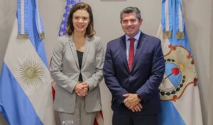 En la jornada del 15 de mayo, el gobernador de San Juan, Marcelo Orrego, recibió en Casa de Gobierno a Abigail L. Dressel, encargada de Negocios de la Embajada de Estados Unidos en Argentina. Durante el encuentro, se abordaron temas relacionados con el fortalecimiento de los vínculos en educación, comercio y turismo entre San Juan y el país norteamericano.