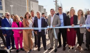 Este lunes 5 de mayo, el gobernador Marcelo Orrego encabezó la entrega de llaves a 72 familias sanjuaninas que accedieron a su vivienda propia en el Complejo Jacarandá, ubicado en el departamento Rawson. Se trata de un nuevo logro en la política habitacional del Gobierno de San Juan.
