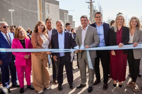 ORREGO ENTREGÓ 72 VIVIENDAS EN RAWSON Y CELEBRÓ UN NUEVO AVANCE EN OBRA PÚBLICA