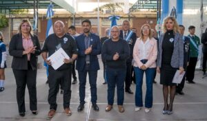 Luego de un largo proceso que culminó con la aprobación de una ley provincial, el CENS Nro. 34 de San Juan fue renombrado como Cabo Segundo José Esteban Lucero, en homenaje al héroe sanjuanino caído en la Guerra de Malvinas. La emotiva ceremonia tuvo lugar en el barrio Capitán Lazo, Rawson, y contó con la participación de autoridades provinciales, excombatientes y familiares de Lucero.