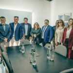 Con el objetivo de fortalecer la producción de aceite de oliva en San Juan, se inauguró el aula-taller “Felicinda Pérez Mercau” en la Escuela Agrotécnica de Sarmiento. Este espacio, donado por la empresa Solfrut, permitirá a los estudiantes capacitarse en todas las etapas de elaboración del aceite, desde el cultivo hasta el procesamiento.