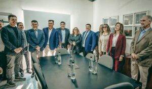 Con el objetivo de fortalecer la producción de aceite de oliva en San Juan, se inauguró el aula-taller “Felicinda Pérez Mercau” en la Escuela Agrotécnica de Sarmiento. Este espacio, donado por la empresa Solfrut, permitirá a los estudiantes capacitarse en todas las etapas de elaboración del aceite, desde el cultivo hasta el procesamiento.