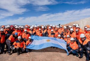 Por primera vez en la historia, la celebración oficial del Día de la Minería en San Juan se llevó a cabo en el mismísimo corazón de la Mina Veladero, ubicada en el departamento Iglesia. El evento fue encabezado por el gobernador Marcelo Orrego, quien destacó el rol estratégico de la minería en el desarrollo económico y social de la provincia.