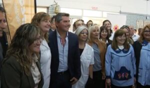 Con una gran participación de vecinos, el Gobierno de San Juan llevó adelante un nuevo operativo San Juan Cerca en el departamento Rawson, específicamente en la escuela Saturnino Sarassa. Este evento contó con la presencia del gobernador Marcelo Orrego y el intendente Carlos Munisaga, quienes destacaron la importancia de acercar los servicios del Estado a cada rincón de la provincia.