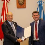 El gobernador de San Juan, Marcelo Orrego, se reunió con el embajador de Canadá en Argentina, Stewart Wheeler, con el objetivo de afianzar los lazos comerciales entre la provincia y el país norteamericano. El encuentro tuvo lugar en Casa de Gobierno y contó con la presencia de empresarios canadienses interesados en invertir en la región.