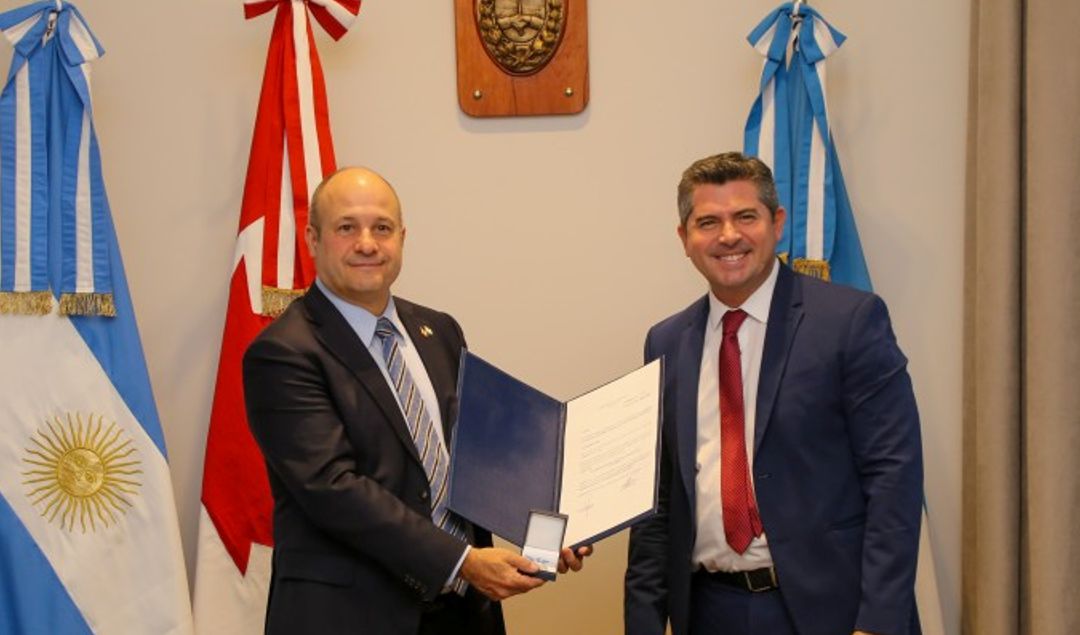 El gobernador de San Juan, Marcelo Orrego, se reunió con el embajador de Canadá en Argentina, Stewart Wheeler, con el objetivo de afianzar los lazos comerciales entre la provincia y el país norteamericano. El encuentro tuvo lugar en Casa de Gobierno y contó con la presencia de empresarios canadienses interesados en invertir en la región.