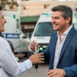 El Gobierno de San Juan, encabezado por el gobernador Marcelo Orrego, llevó a cabo la entrega de 12 ambulancias a hospitales de ocho departamentos de la provincia, junto con quirófanos móviles y un vacunatorio para reforzar la atención sanitaria. El acto, que contó con la presencia de autoridades de salud, busca mejorar la respuesta ante emergencias en los lugares más alejados del centro sanjuanino.