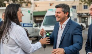 El Gobierno de San Juan, encabezado por el gobernador Marcelo Orrego, llevó a cabo la entrega de 12 ambulancias a hospitales de ocho departamentos de la provincia, junto con quirófanos móviles y un vacunatorio para reforzar la atención sanitaria. El acto, que contó con la presencia de autoridades de salud, busca mejorar la respuesta ante emergencias en los lugares más alejados del centro sanjuanino.
