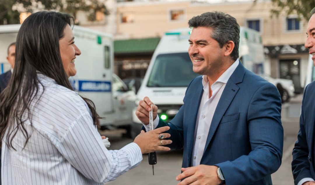 El Gobierno de San Juan, encabezado por el gobernador Marcelo Orrego, llevó a cabo la entrega de 12 ambulancias a hospitales de ocho departamentos de la provincia, junto con quirófanos móviles y un vacunatorio para reforzar la atención sanitaria. El acto, que contó con la presencia de autoridades de salud, busca mejorar la respuesta ante emergencias en los lugares más alejados del centro sanjuanino.